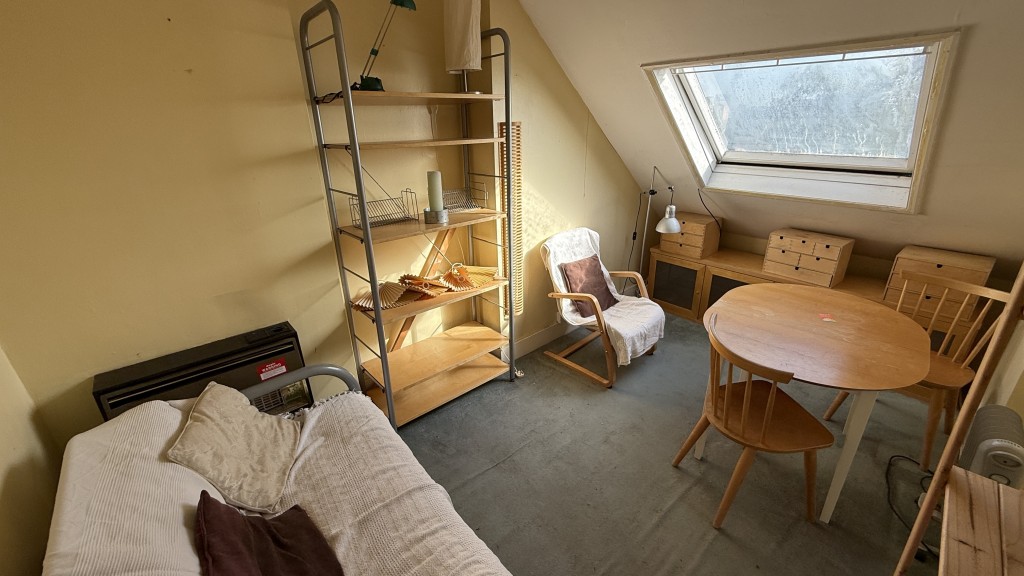 Lot: 1 - TOP FLOOR FLAT FOR IMPROVEMENT - Internal image of living room